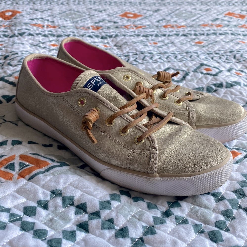 Gold Sperry no tie size 5Y which is an 8W